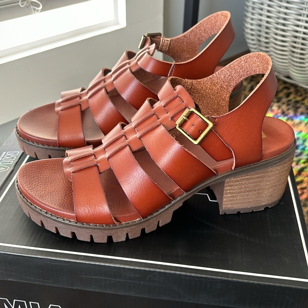 Mia Sandals. Reddish-brown. Size 7.5.